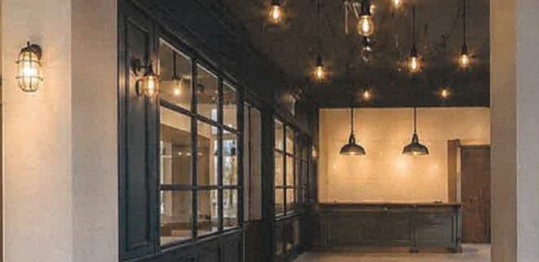 紺の建具が続く店内の通路と、奥のカウンター。